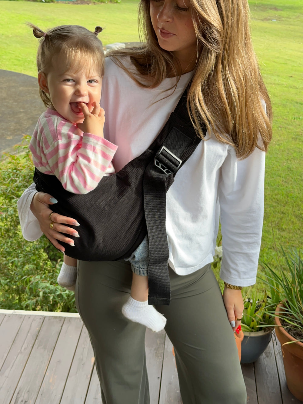 Onyx | mum carrying toddler outside in Ever carrier